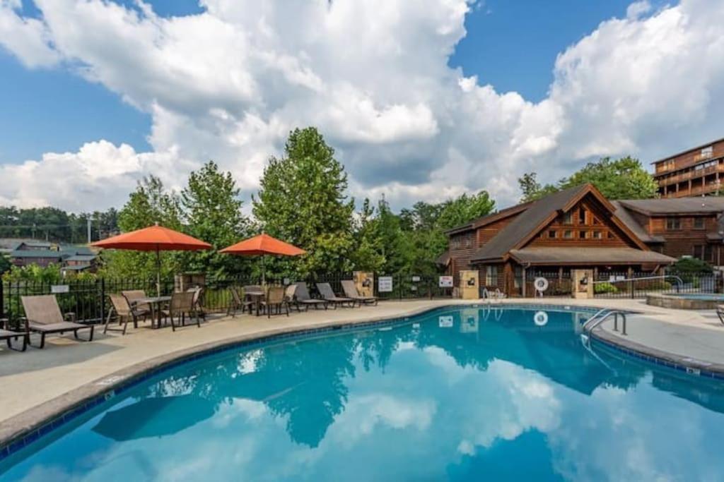 2 Miles From Dollywood Family Resort With Seasonal Outdoor Swimming Pool, Year Around Heated Indoor Swimming Pool, Townhome Style Cabin, Private Hot Tub, Arcade, Tv, Wifi, Kitchen With Refrigerator, Washer And Dryer Pigeon Forge Eksteriør billede
