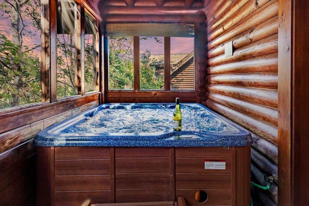 2 Miles From Dollywood Family Resort With Seasonal Outdoor Swimming Pool, Year Around Heated Indoor Swimming Pool, Townhome Style Cabin, Private Hot Tub, Arcade, Tv, Wifi, Kitchen With Refrigerator, Washer And Dryer Pigeon Forge Eksteriør billede