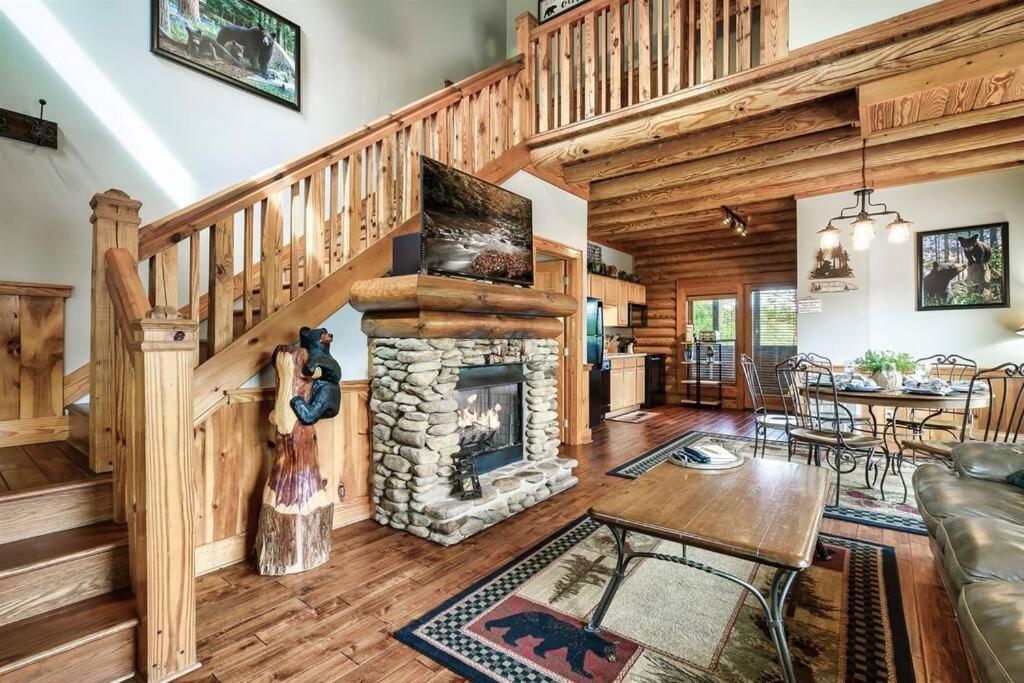 2 Miles From Dollywood Family Resort With Seasonal Outdoor Swimming Pool, Year Around Heated Indoor Swimming Pool, Townhome Style Cabin, Private Hot Tub, Arcade, Tv, Wifi, Kitchen With Refrigerator, Washer And Dryer Pigeon Forge Eksteriør billede