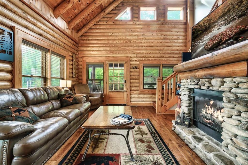 2 Miles From Dollywood Family Resort With Seasonal Outdoor Swimming Pool, Year Around Heated Indoor Swimming Pool, Townhome Style Cabin, Private Hot Tub, Arcade, Tv, Wifi, Kitchen With Refrigerator, Washer And Dryer Pigeon Forge Eksteriør billede