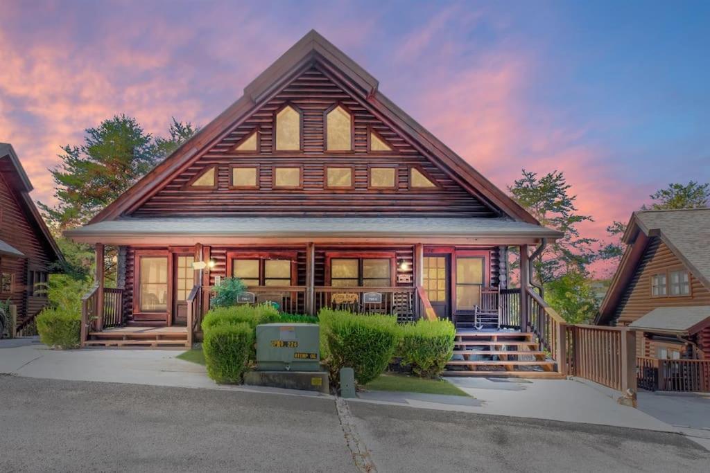 2 Miles From Dollywood Family Resort With Seasonal Outdoor Swimming Pool, Year Around Heated Indoor Swimming Pool, Townhome Style Cabin, Private Hot Tub, Arcade, Tv, Wifi, Kitchen With Refrigerator, Washer And Dryer Pigeon Forge Eksteriør billede