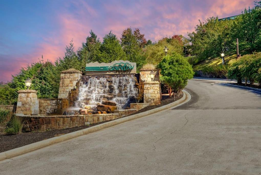 2 Miles From Dollywood Family Resort With Seasonal Outdoor Swimming Pool, Year Around Heated Indoor Swimming Pool, Townhome Style Cabin, Private Hot Tub, Arcade, Tv, Wifi, Kitchen With Refrigerator, Washer And Dryer Pigeon Forge Eksteriør billede