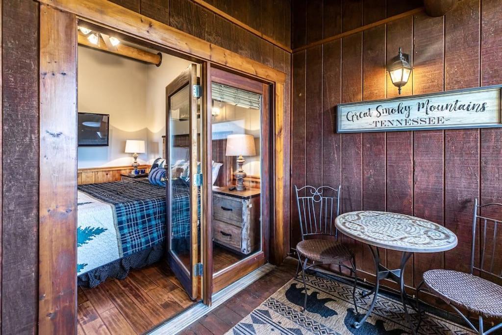 2 Miles From Dollywood Family Resort With Seasonal Outdoor Swimming Pool, Year Around Heated Indoor Swimming Pool, Townhome Style Cabin, Private Hot Tub, Arcade, Tv, Wifi, Kitchen With Refrigerator, Washer And Dryer Pigeon Forge Eksteriør billede
