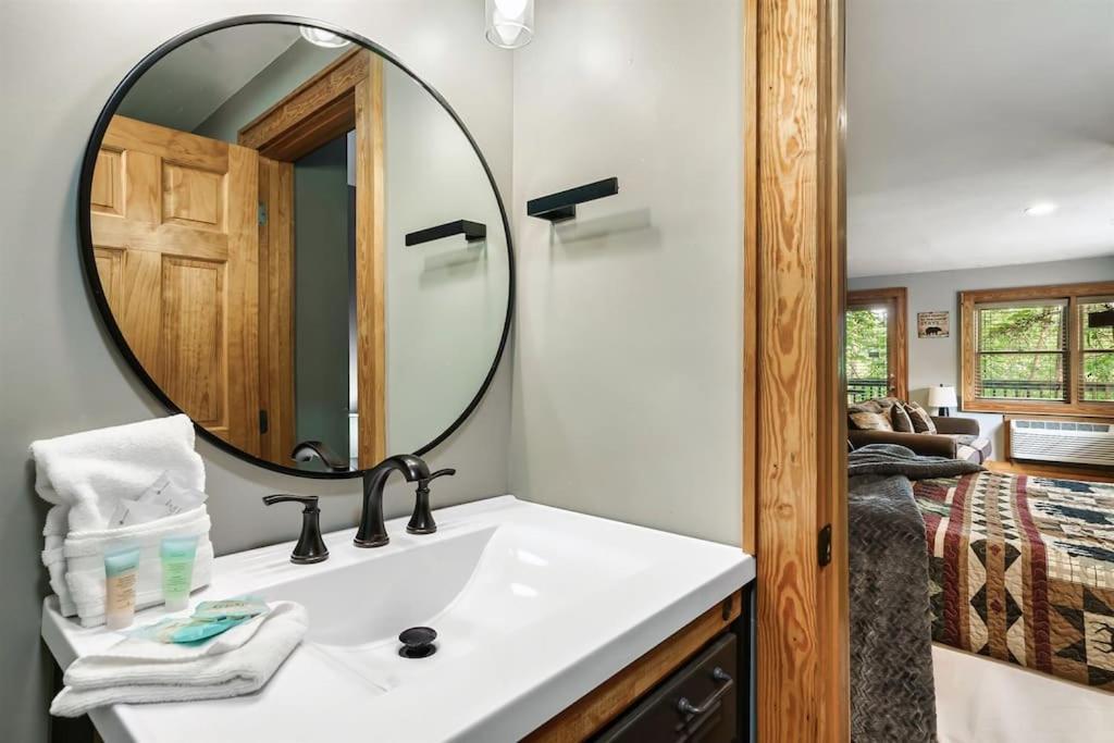 2 Miles From Dollywood Family Resort With Seasonal Outdoor Swimming Pool, Year Around Heated Indoor Swimming Pool, Townhome Style Cabin, Private Hot Tub, Arcade, Tv, Wifi, Kitchen With Refrigerator, Washer And Dryer Pigeon Forge Eksteriør billede
