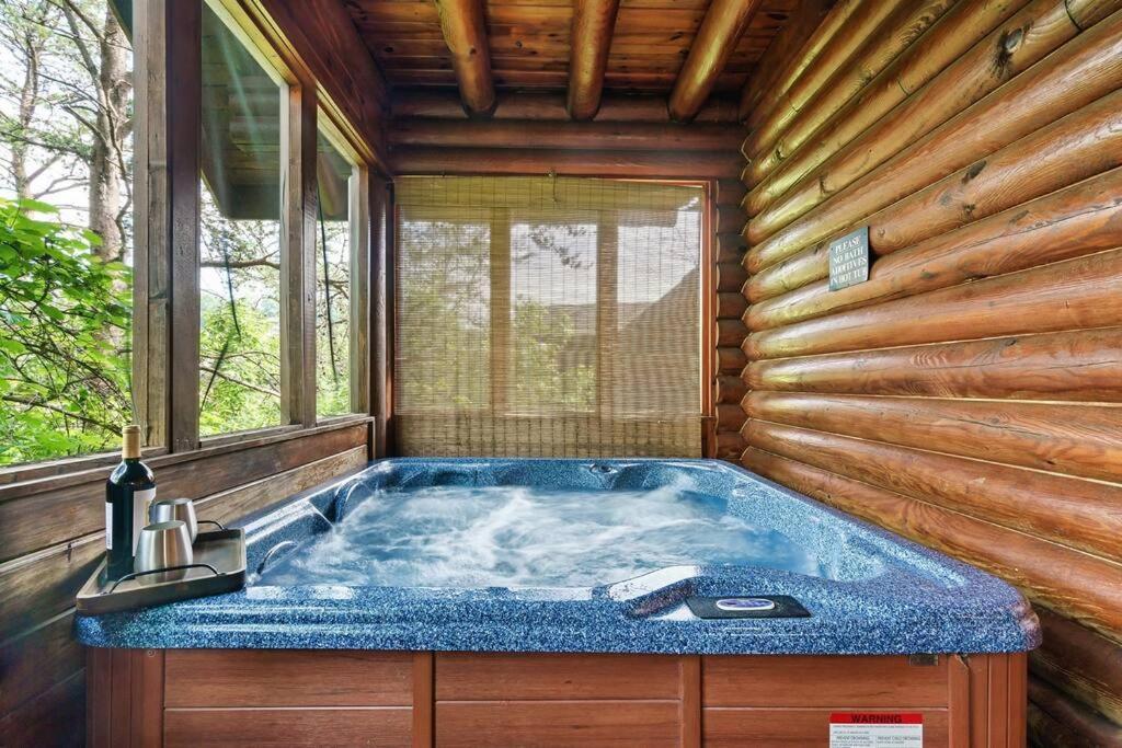 2 Miles From Dollywood Family Resort With Seasonal Outdoor Swimming Pool, Year Around Heated Indoor Swimming Pool, Townhome Style Cabin, Private Hot Tub, Arcade, Tv, Wifi, Kitchen With Refrigerator, Washer And Dryer Pigeon Forge Eksteriør billede