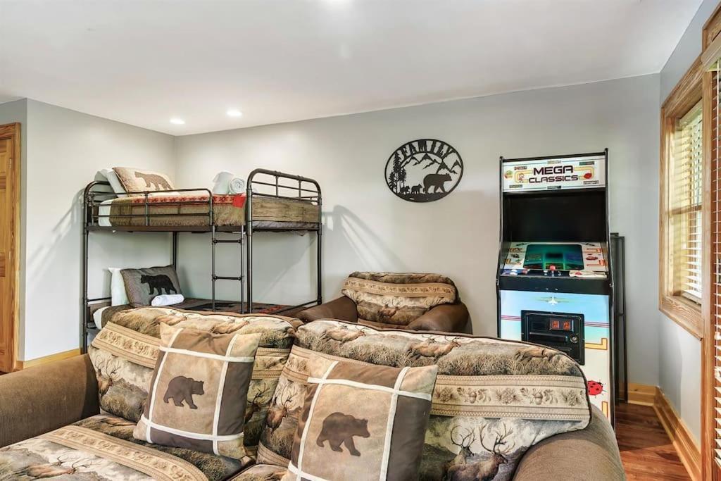 2 Miles From Dollywood Family Resort With Seasonal Outdoor Swimming Pool, Year Around Heated Indoor Swimming Pool, Townhome Style Cabin, Private Hot Tub, Arcade, Tv, Wifi, Kitchen With Refrigerator, Washer And Dryer Pigeon Forge Eksteriør billede