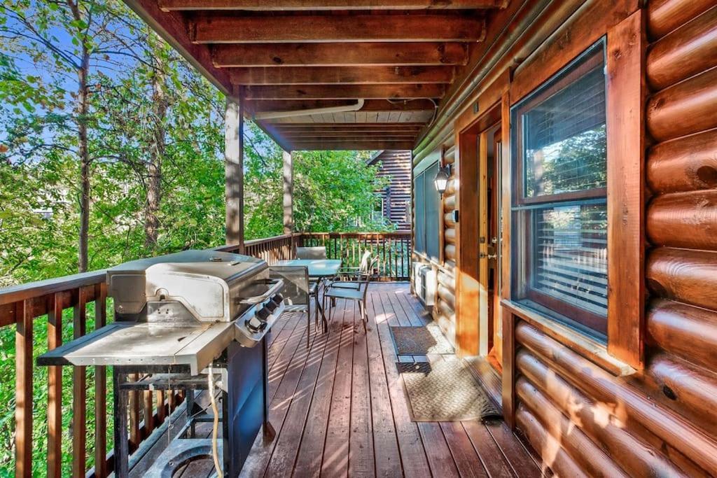 2 Miles From Dollywood Family Resort With Seasonal Outdoor Swimming Pool, Year Around Heated Indoor Swimming Pool, Townhome Style Cabin, Private Hot Tub, Arcade, Tv, Wifi, Kitchen With Refrigerator, Washer And Dryer Pigeon Forge Eksteriør billede