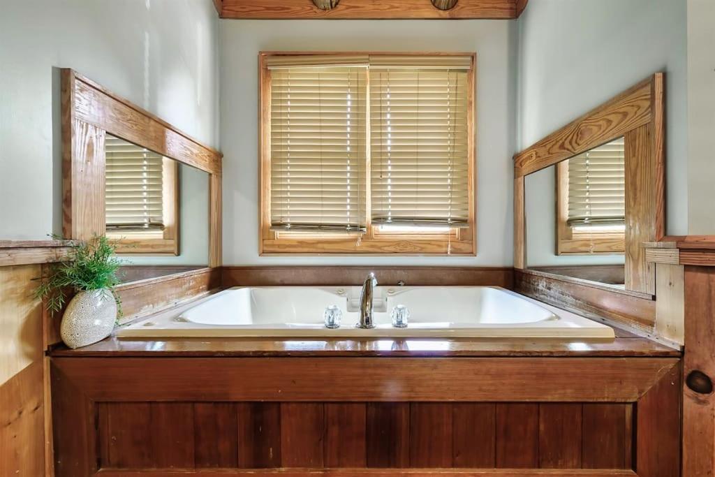 2 Miles From Dollywood Family Resort With Seasonal Outdoor Swimming Pool, Year Around Heated Indoor Swimming Pool, Townhome Style Cabin, Private Hot Tub, Arcade, Tv, Wifi, Kitchen With Refrigerator, Washer And Dryer Pigeon Forge Eksteriør billede