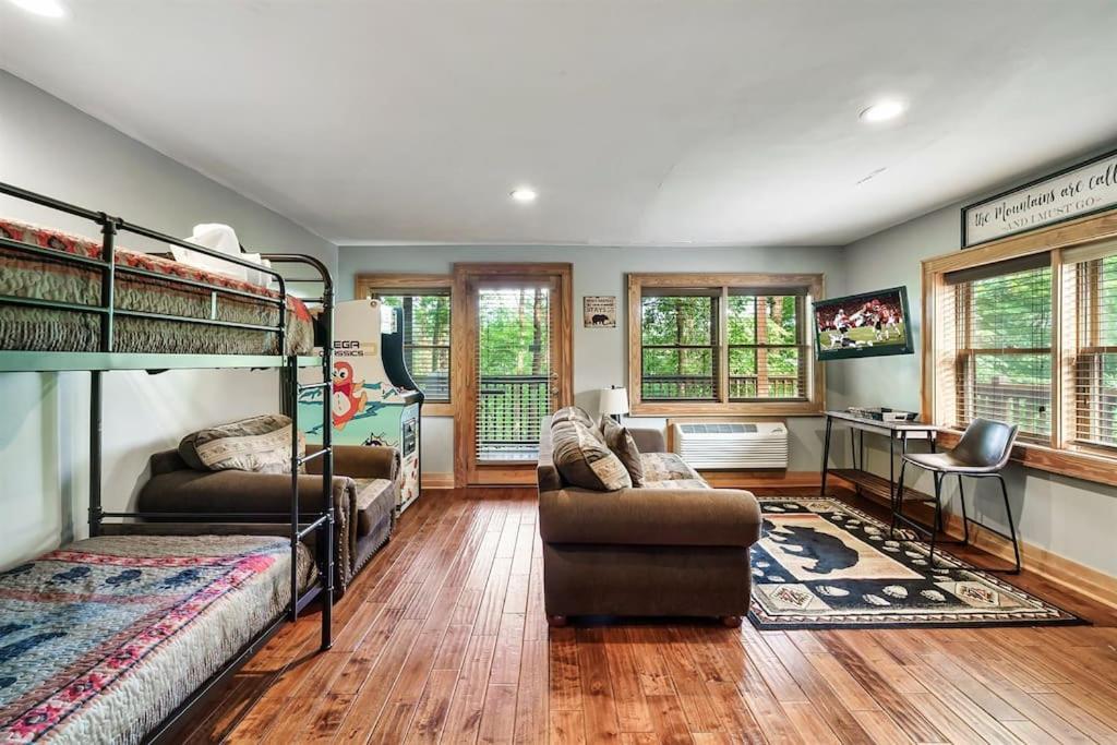 2 Miles From Dollywood Family Resort With Seasonal Outdoor Swimming Pool, Year Around Heated Indoor Swimming Pool, Townhome Style Cabin, Private Hot Tub, Arcade, Tv, Wifi, Kitchen With Refrigerator, Washer And Dryer Pigeon Forge Eksteriør billede