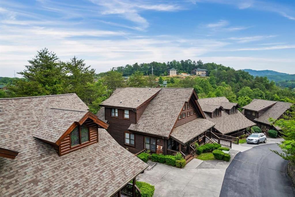 2 Miles From Dollywood Family Resort With Seasonal Outdoor Swimming Pool, Year Around Heated Indoor Swimming Pool, Townhome Style Cabin, Private Hot Tub, Arcade, Tv, Wifi, Kitchen With Refrigerator, Washer And Dryer Pigeon Forge Eksteriør billede