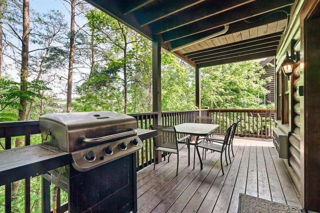 2 Miles From Dollywood Family Resort With Seasonal Outdoor Swimming Pool, Year Around Heated Indoor Swimming Pool, Townhome Style Cabin, Private Hot Tub, Arcade, Tv, Wifi, Kitchen With Refrigerator, Washer And Dryer Pigeon Forge Eksteriør billede