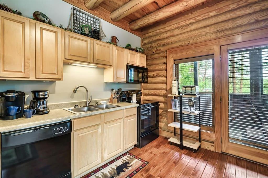 2 Miles From Dollywood Family Resort With Seasonal Outdoor Swimming Pool, Year Around Heated Indoor Swimming Pool, Townhome Style Cabin, Private Hot Tub, Arcade, Tv, Wifi, Kitchen With Refrigerator, Washer And Dryer Pigeon Forge Eksteriør billede