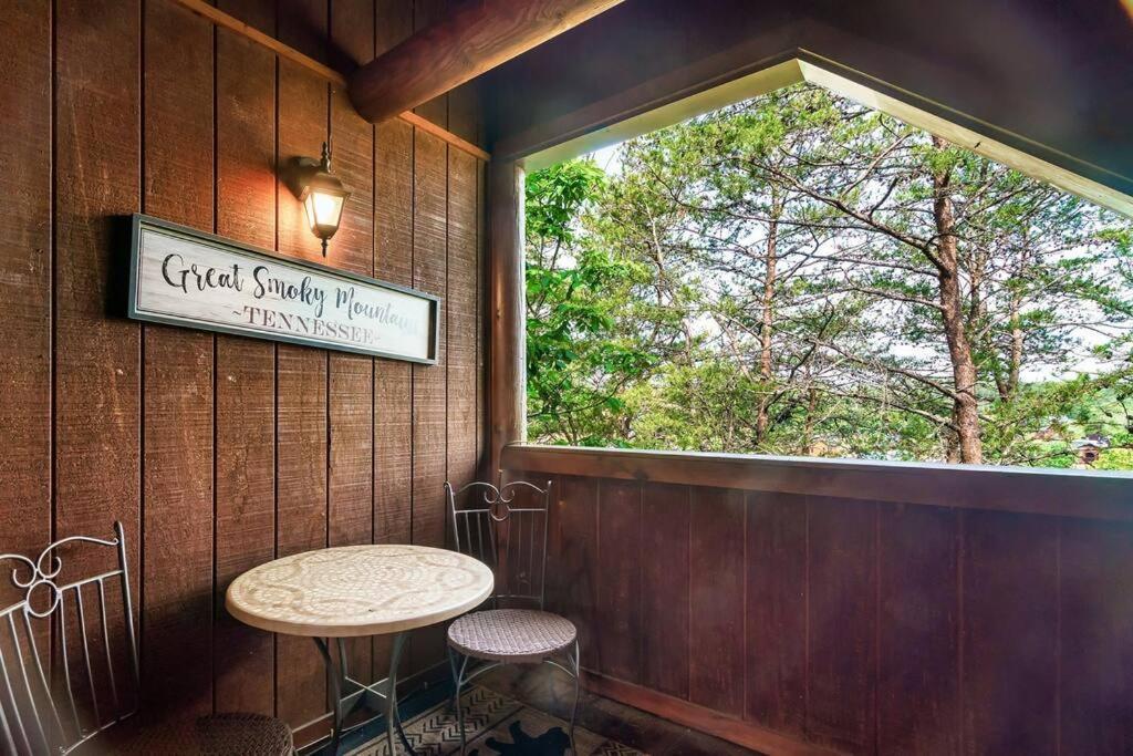 2 Miles From Dollywood Family Resort With Seasonal Outdoor Swimming Pool, Year Around Heated Indoor Swimming Pool, Townhome Style Cabin, Private Hot Tub, Arcade, Tv, Wifi, Kitchen With Refrigerator, Washer And Dryer Pigeon Forge Eksteriør billede