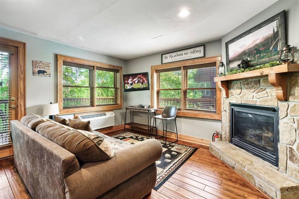 2 Miles From Dollywood Family Resort With Seasonal Outdoor Swimming Pool, Year Around Heated Indoor Swimming Pool, Townhome Style Cabin, Private Hot Tub, Arcade, Tv, Wifi, Kitchen With Refrigerator, Washer And Dryer Pigeon Forge Eksteriør billede